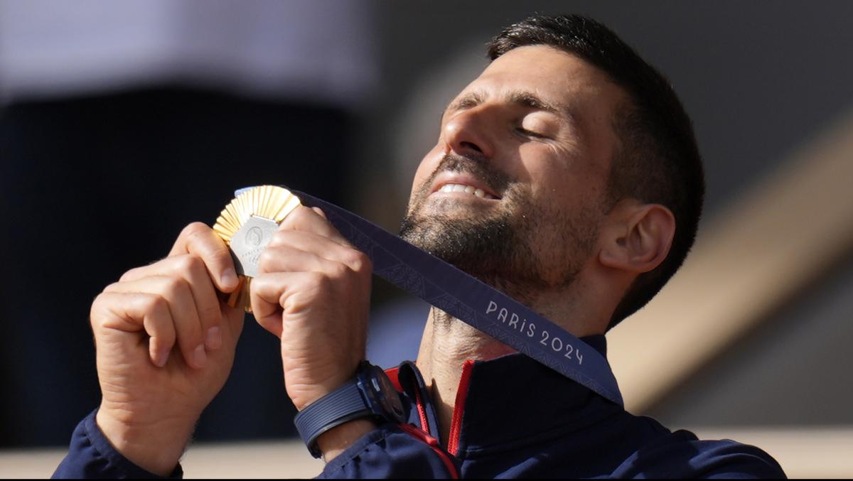 FILE PHOTO: Novak Djokovic của Serbia xem huy chương vàng của mình sau khi đánh bại Carlos Alcaraz của Tây Ban Nha trong trận chung kết quần vợt đơn nam tại sân vận động Roland Garros trong Thế vận hội Mùa hè 2024, Chủ nhật, ngày 4 tháng 8 năm 2024, tại Paris, Pháp. FILE PHOTO: Novak Djokovic của Serbia xem huy chương vàng của mình sau khi đánh bại Carlos Alcaraz của Tây Ban Nha trong trận chung kết quần vợt đơn nam tại sân vận động Roland Garros trong Thế vận hội Mùa hè 2024, Chủ nhật, ngày 4 tháng 8 năm 2024, tại Paris, Pháp.