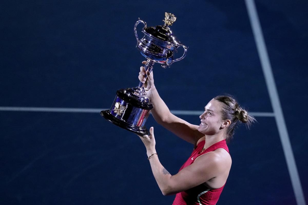 FILE PHOTO: Aryna Sabalenka của Belarus giữ Cúp tưởng niệm Daphne Akhurst sau khi đánh bại Zheng Qinwen của Trung Quốc trong trận chung kết đơn nữ tại giải vô địch quần vợt Úc mở rộng tại Melbourne Park, Melbourne, Australia, ngày 27 tháng 1 năm 2024. FILE PHOTO: Aryna Sabalenka của Belarus giữ Cúp tưởng niệm Daphne Akhurst sau khi đánh bại Zheng Qinwen của Trung Quốc trong trận chung kết đơn nữ tại giải vô địch quần vợt Úc mở rộng tại Melbourne Park, Melbourne, Australia, ngày 27 tháng 1 năm 2024.