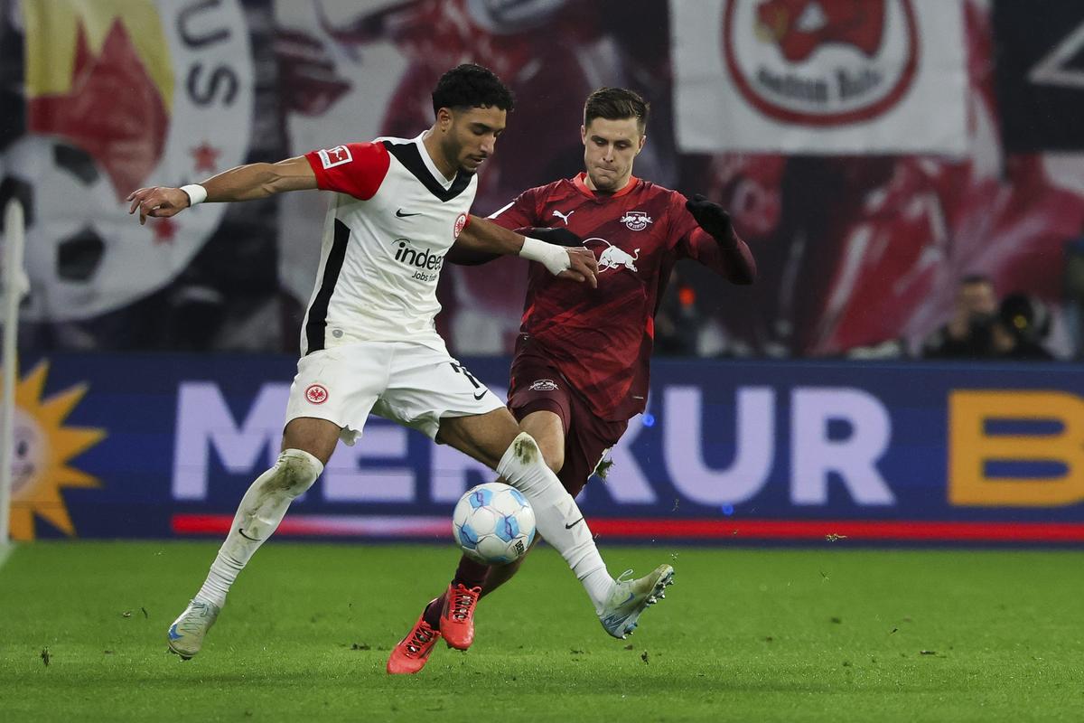 Omar Marmoush (trái) dẫn đầu bảng xếp hạng Bundesliga mùa này về số pha hành động tạo bàn thắng nhiều nhất (18) và đứng thứ ba về số cầu thủ tiến bộ nhất (63). Omar Marmoush (trái) dẫn đầu bảng xếp hạng Bundesliga mùa này về số pha hành động tạo bàn thắng nhiều nhất (18) và đứng thứ ba về số cầu thủ tiến bộ nhất (63).