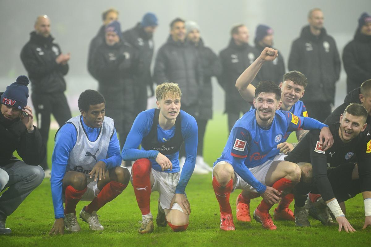 Các cầu thủ Holstein Kiel ăn mừng sau trận đấu Bundesliga giữa Holstein Kiel và Borussia Dortmund tại sân vận động Holstein ở Kiel, Đức.