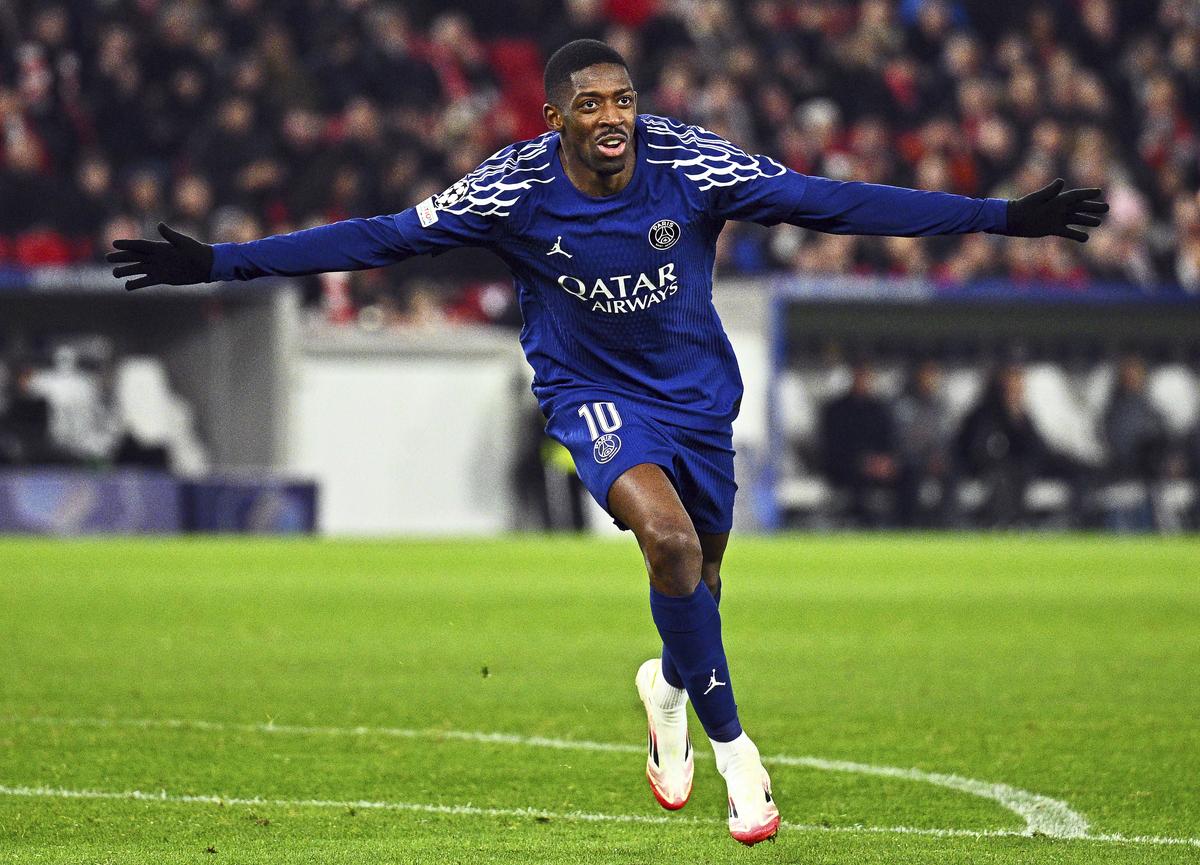 Ousmane Dembele của PSG kỷ niệm ghi điểm hat-trick ở Champions League với Stuttgart ở Đức.