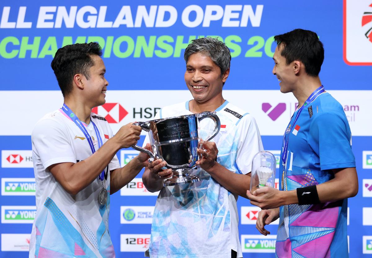 Tệp ảnh | Jonatan Christie và Anthony Sinisuka Ginting của Indonesia ăn mừng cùng HLV Irwansyah sau trận chung kết nam tại Giải vô địch cầu lông toàn Anh mở rộng 2024 ở Birmingham. Tệp ảnh | Jonatan Christie và Anthony Sinisuka Ginting của Indonesia ăn mừng cùng HLV Irwansyah sau trận chung kết nam tại Giải vô địch cầu lông toàn Anh mở rộng 2024 ở Birmingham.