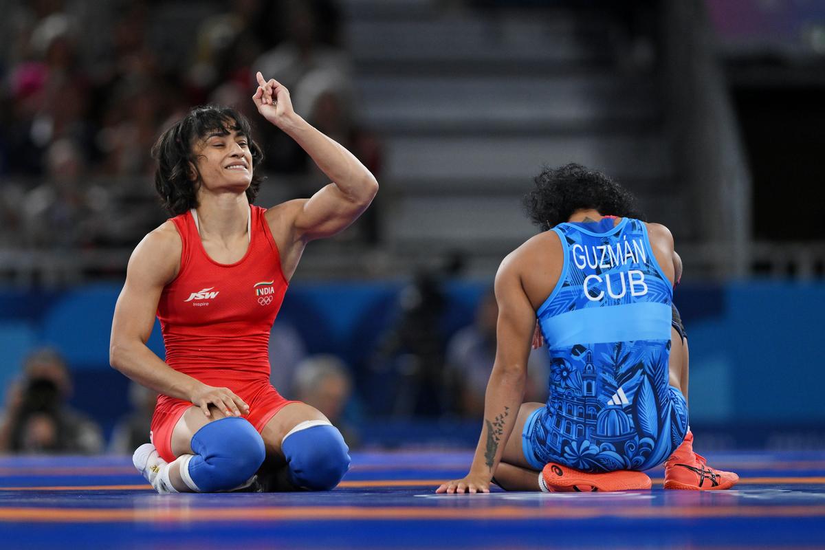 Shocking twist: In Paris, Vinesh Phogat was disqualified from the women’s 50kg wrestling final for exceeding the weight limit by 100 grams, despite defeating reigning Olympic champion Yui Susaki en route to the final. Shocking twist: In Paris, Vinesh Phogat was disqualified from the women’s 50kg wrestling final for exceeding the weight limit by 100 grams, despite defeating reigning Olympic champion Yui Susaki en route to the final.