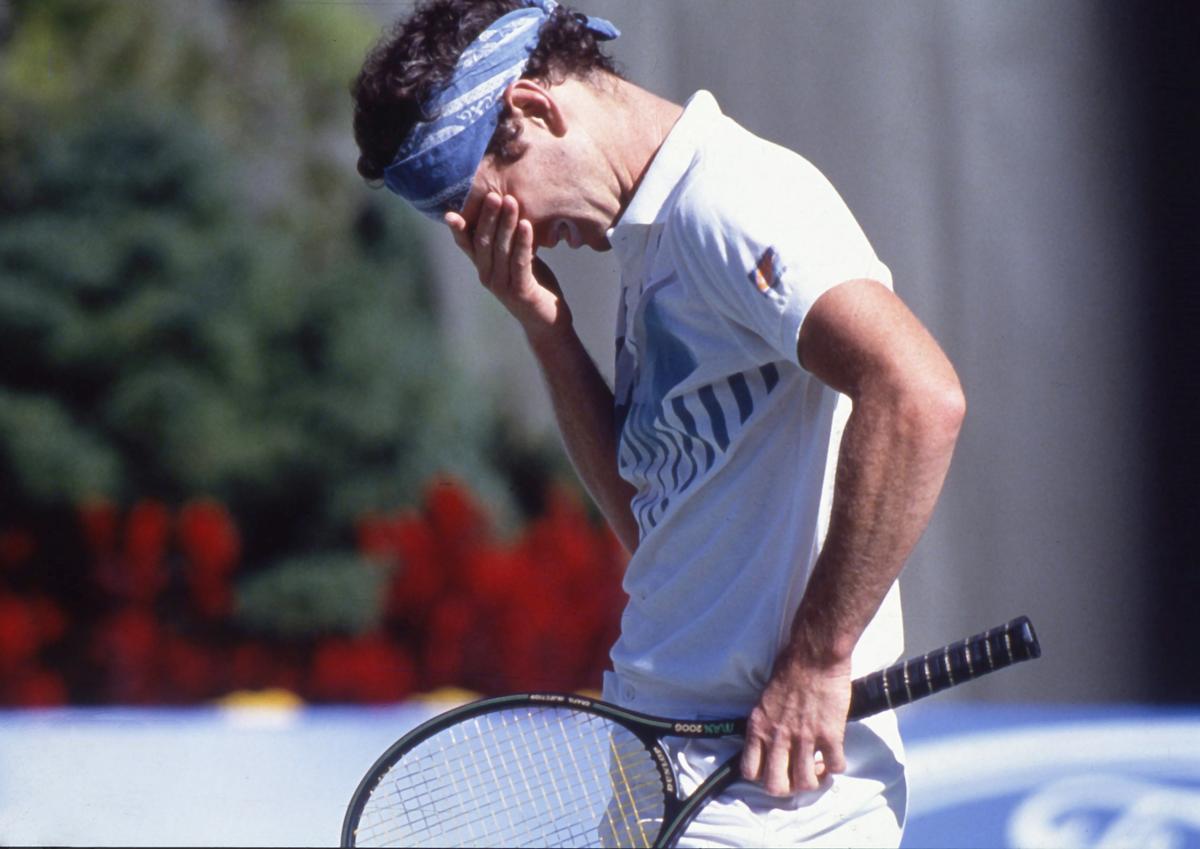 John McEnroe che mặt sau khi bị trọng tài truất quyền thi đấu ở giải Úc mở rộng ở Melbourne vào tháng 1 năm 1990. John McEnroe che mặt sau khi bị trọng tài truất quyền thi đấu ở giải Úc mở rộng ở Melbourne vào tháng 1 năm 1990.
