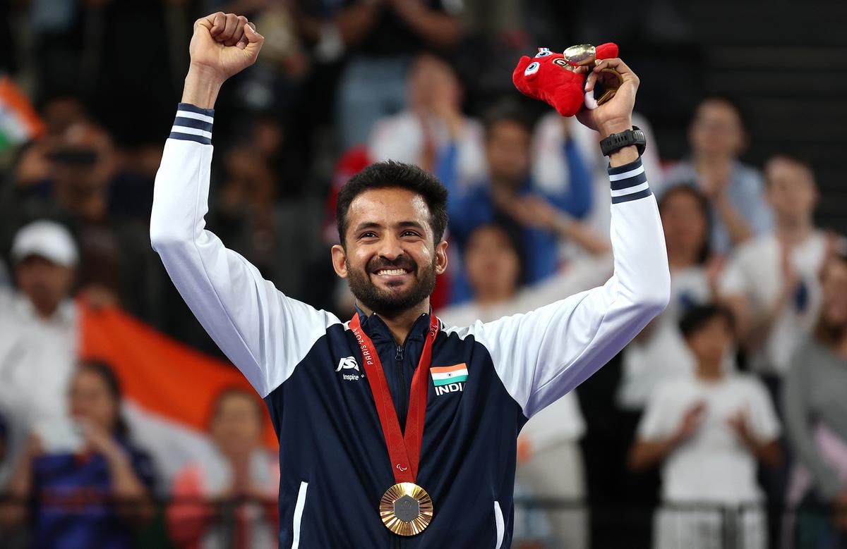 Vận động viên giành huy chương vàng Paralympic Paris Kumar Nitesh ăn mừng trên bục vinh quang. Vận động viên giành huy chương vàng Paralympic Paris Kumar Nitesh ăn mừng trên bục vinh quang.