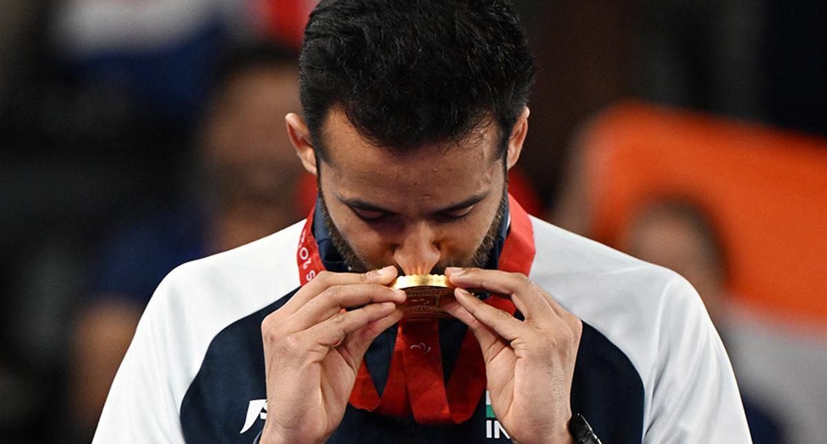 Vận động viên giành huy chương vàng Paralympic Paris Kumar Nitesh ăn mừng trên bục vinh quang. Vận động viên giành huy chương vàng Paralympic Paris Kumar Nitesh ăn mừng trên bục vinh quang.