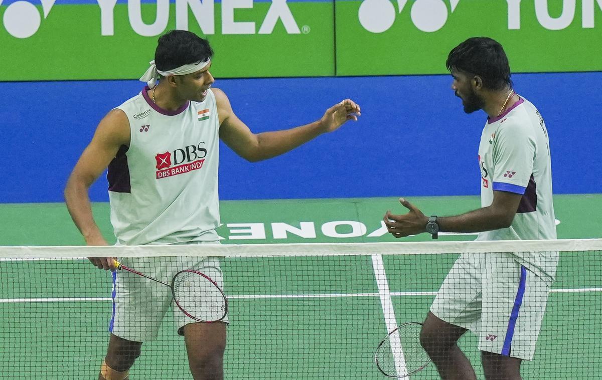 Satwiksairaj Rankireddy và Chirag Shetty của Ấn Độ ăn mừng sau chiến thắng.