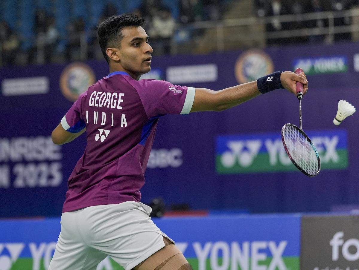 Kiran George đấu với Alex Lanier của Pháp trong trận đấu đơn nam của họ tại India Open, tại Sân vận động trong nhà Indira Gandhi ở New Delhi.