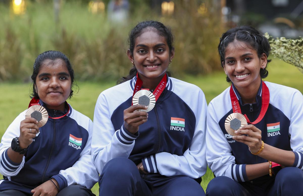 FILE PHOTO: Các vận động viên cầu lông đến từ Tamil Nadu và Paris 2024 Người đoạt huy chương bạc Thế vận hội Paralympic Mùa hè 2024 Thulasimathi Murugesan (C), người đoạt huy chương đồng Manisha Ramadass (phải) và người đoạt huy chương đồng Nithya Sre Sivan chụp ảnh trong chương trình vinh danh của họ, ở Chennai, Thứ Năm, tháng 9 . 5, 2024. FILE PHOTO: Các vận động viên cầu lông đến từ Tamil Nadu và Paris 2024 Người đoạt huy chương bạc Thế vận hội Paralympic Mùa hè 2024 Thulasimathi Murugesan (C), người đoạt huy chương đồng Manisha Ramadass (phải) và người đoạt huy chương đồng Nithya Sre Sivan chụp ảnh trong chương trình vinh danh của họ, ở Chennai, Thứ Năm, tháng 9 . 5, 2024.