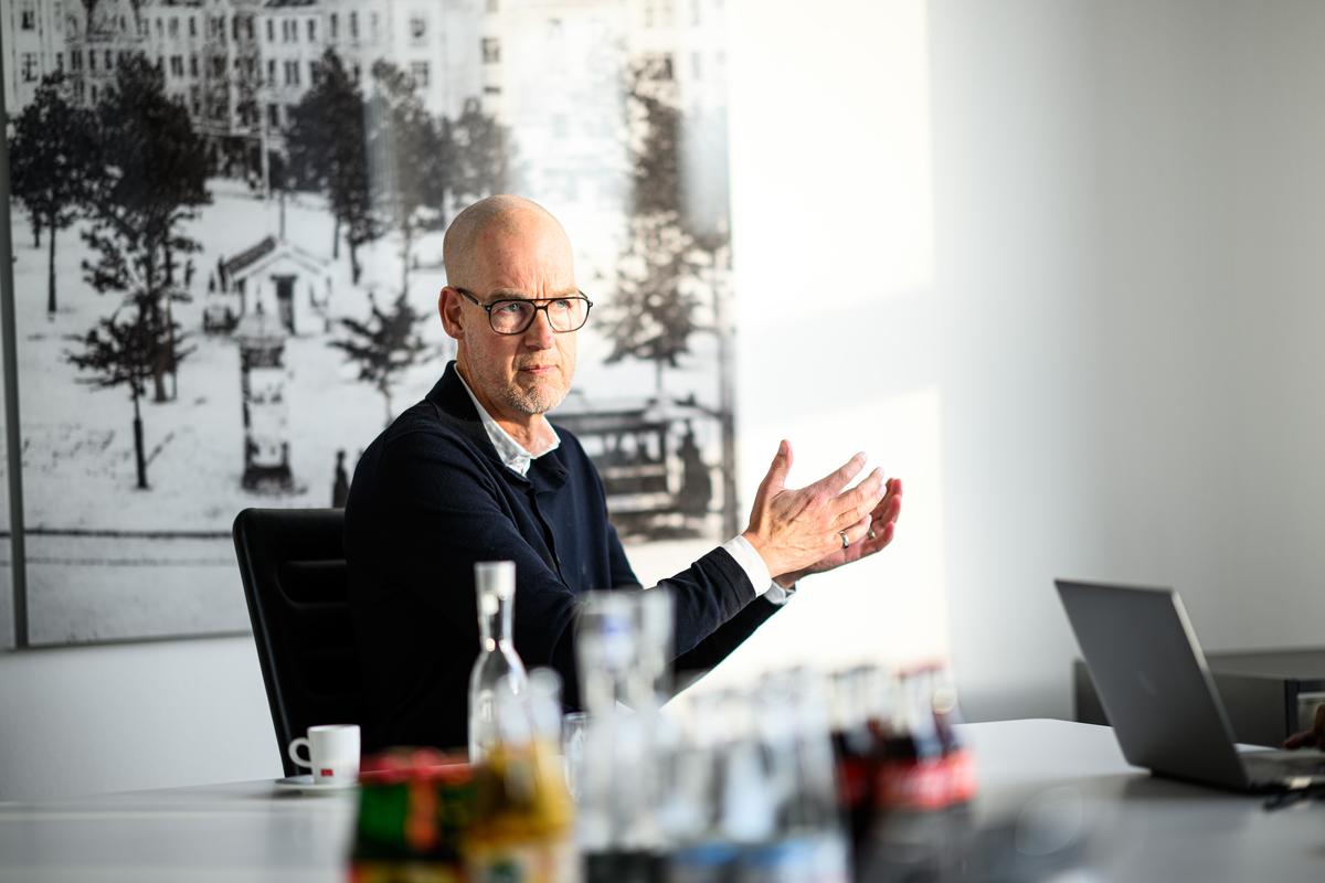 Giám đốc điều hành Borussia Dortmund, Carsten Cramer giải thích một quan điểm tại trụ sở chính của câu lạc bộ ở Dortmund. Giám đốc điều hành Borussia Dortmund, Carsten Cramer giải thích một quan điểm tại trụ sở chính của câu lạc bộ ở Dortmund.