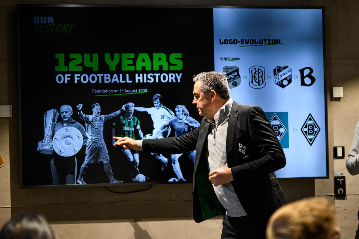 Giám đốc điều hành Borussia Monchenladbach, Markus Aretz giải thích tầm quan trọng lịch sử của câu lạc bộ trong buổi thuyết trình trước giới truyền thông quốc tế tại trụ sở chính ở Borussia Park. Giám đốc điều hành Borussia Monchenladbach, Markus Aretz giải thích tầm quan trọng lịch sử của câu lạc bộ trong buổi thuyết trình trước giới truyền thông quốc tế tại trụ sở chính ở Borussia Park.