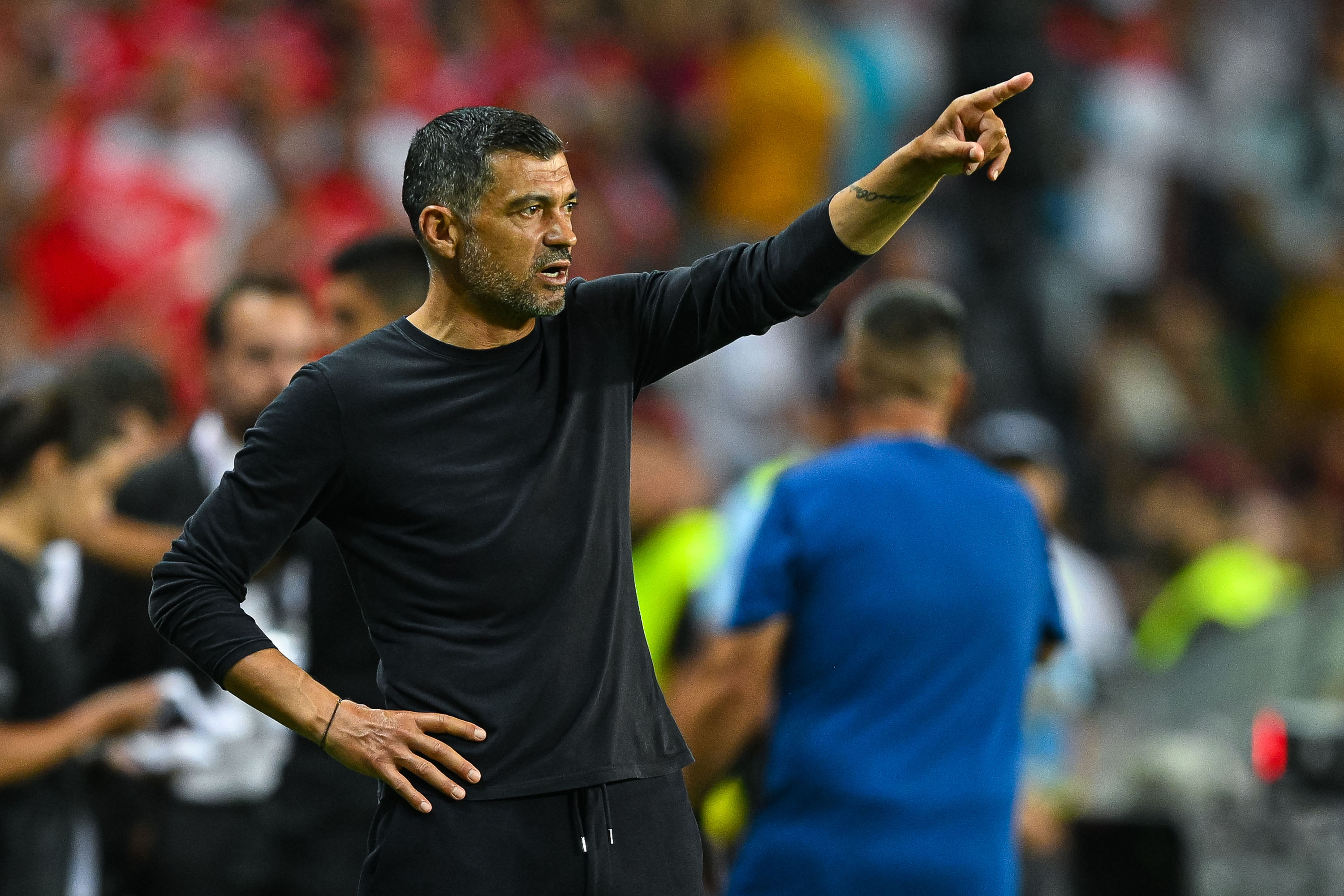 Milan đã chính thức chiêu mộ Sergio Conceiçao sau khi sa thải Paulo Fonseca. Đội đã được lên lịch nghỉ một ngày vào thứ Hai.