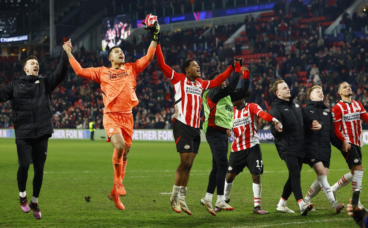 Walter Benitez của PSV Eindhoven kỷ niệm sau trận đấu với các đồng đội sau khi hạ gục Juventus tại Champions League.
