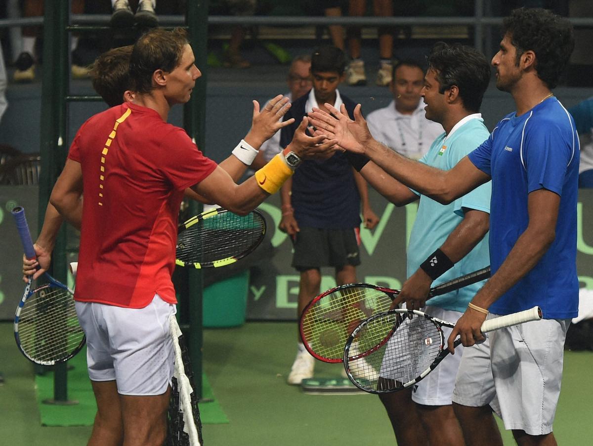 New Delhi: Rafael Nadal và Marc Lopez của Tây Ban Nha với Leander Paes và Saketh Myeni của Ấn Độ trong trận đấu thế giới Davis Cup chơi trận đấu đôi. New Delhi: Rafael Nadal và Marc Lopez của Tây Ban Nha với Leander Paes và Saketh Myeni của Ấn Độ trong trận đấu thế giới Davis Cup chơi trận đấu đôi.