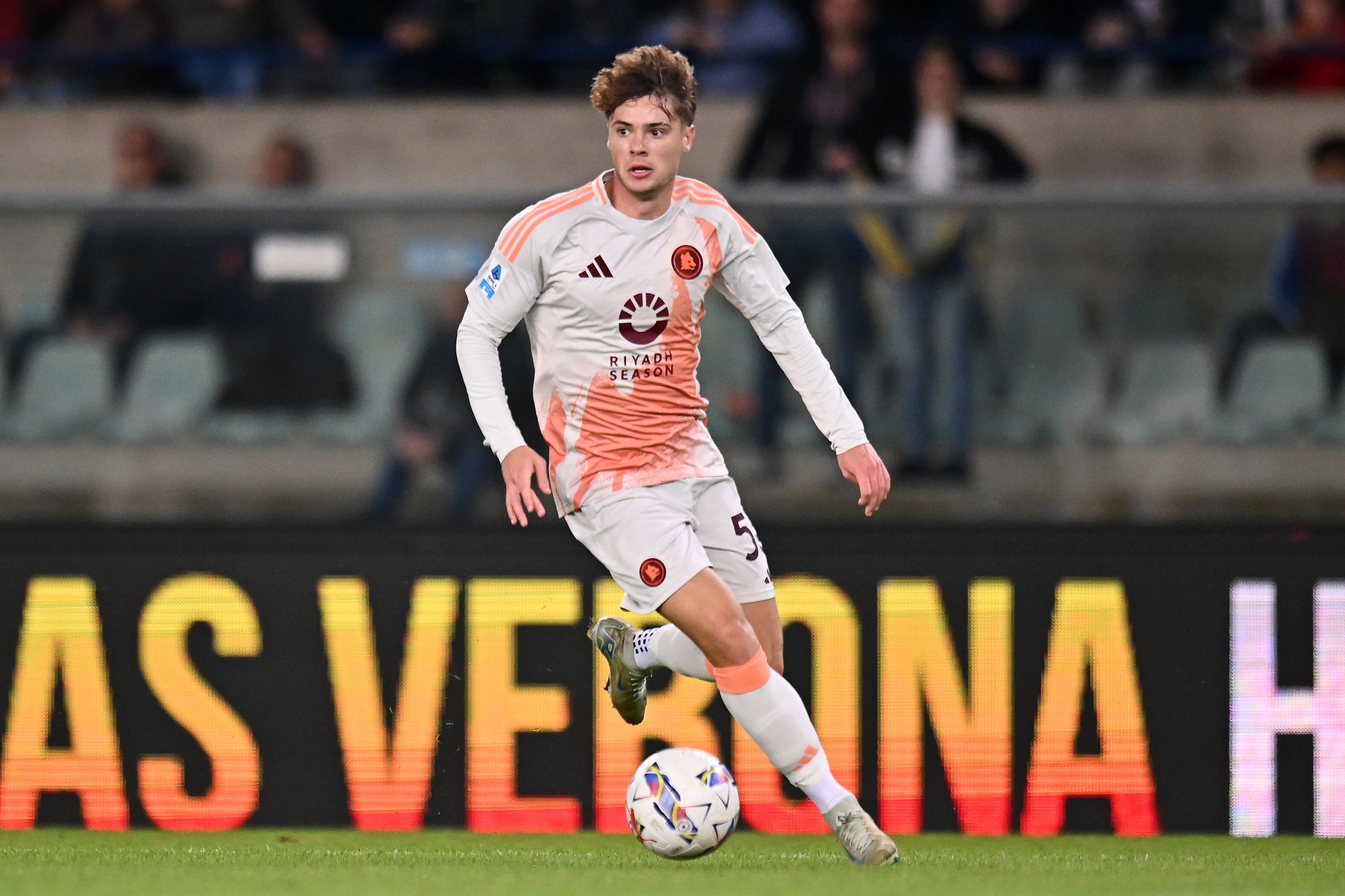 Nicola Zalewski đã có cơ hội chạy trốn khỏi Roma vào mùa hè khi anh được bán do hợp đồng ngắn hạn của anh nhưng đã chọn ở lại.