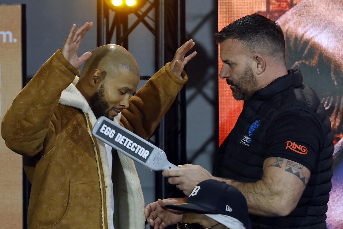 Chris Eubank Jr với một thành viên của an ninh đã tổ chức một máy quét đọc 'Máy dò trứng' trong cuộc họp báo vào ngày 27 tháng 2.