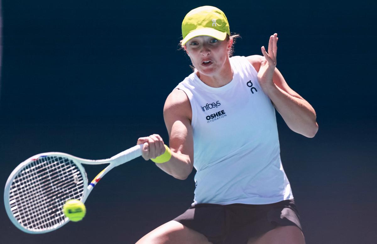IGA Swiatek của Ba Lan trả lại một phát súng vào Caroline Garcia của Pháp trong trận đấu Miami Open của họ tại sân vận động Hard Rock. IGA Swiatek của Ba Lan trả lại một phát súng vào Caroline Garcia của Pháp trong trận đấu Miami Open của họ tại sân vận động Hard Rock.