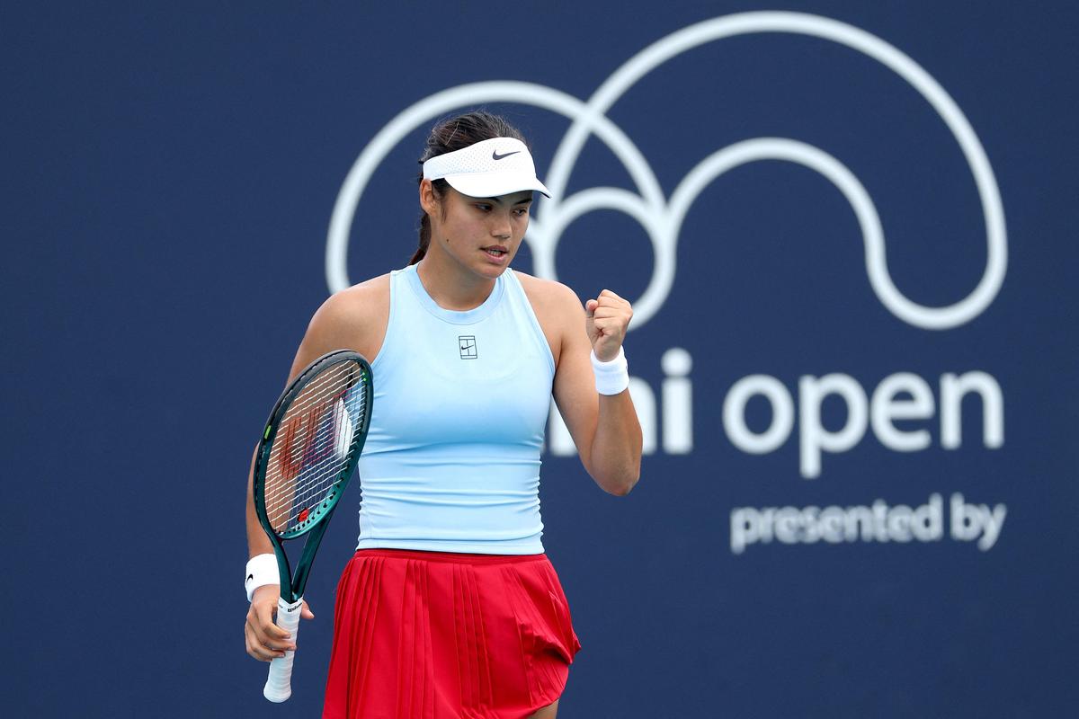 Emma Raducanu ăn mừng sau khi giành được một điểm trong Miami Open. Emma Raducanu ăn mừng sau khi giành được một điểm trong Miami Open.