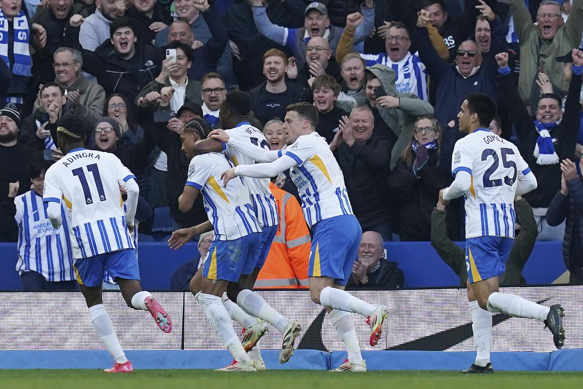 Joao Pedro của Brighton và Hove Albion, thứ hai bên trái, kỷ niệm ghi bàn thắng thứ hai của trận đấu trong trận đấu Premier League Anh của họ với Fulham. Joao Pedro của Brighton và Hove Albion, thứ hai bên trái, kỷ niệm ghi bàn thắng thứ hai của trận đấu trong trận đấu Premier League Anh của họ với Fulham.