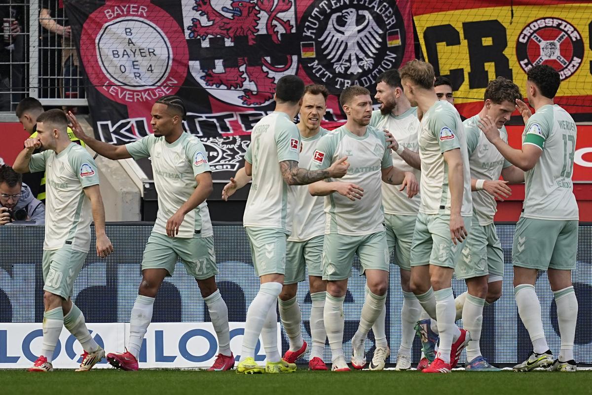 Romano Schmid của Bremen ăn mừng với đội của anh ấy sau khi ghi bàn thắng mở màn trong trận đấu Bundesliga giữa Bayer Leverkusen và Werder Bremen. Romano Schmid của Bremen ăn mừng với đội của anh ấy sau khi ghi bàn thắng mở màn trong trận đấu Bundesliga giữa Bayer Leverkusen và Werder Bremen.