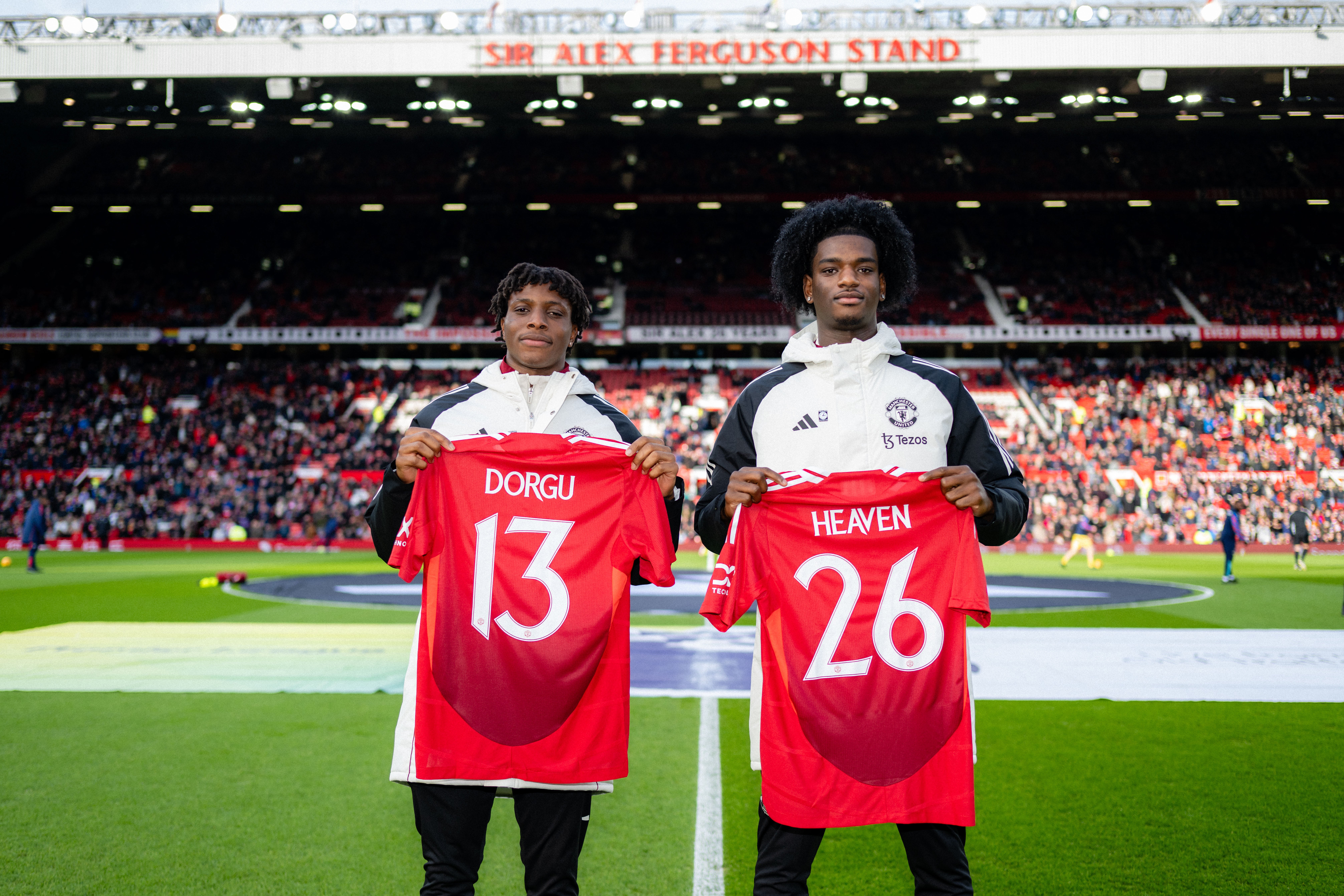 Patrick Dorgu và Ayden Heaven Pose tại Old Trafford vào Chủ nhật