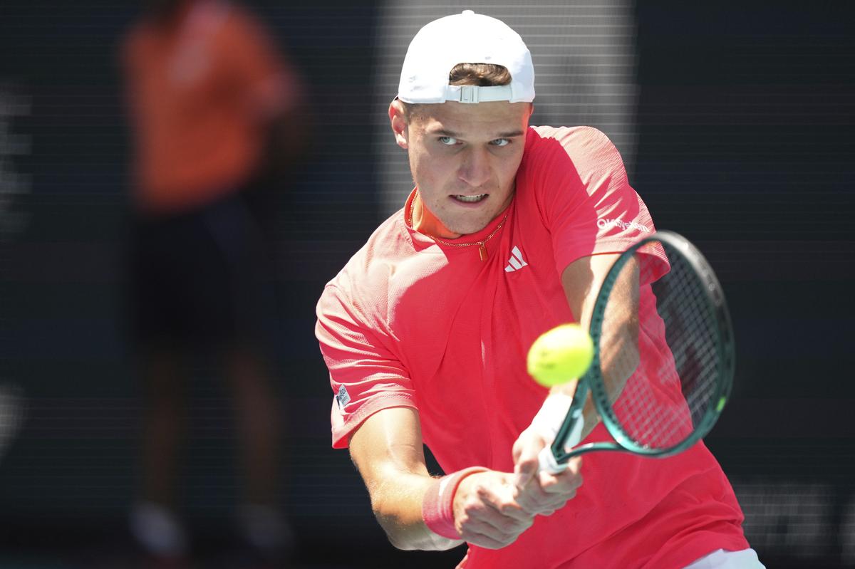 Jakub Mensik hành động chống lại Arthur Fils tại Miami Open. Jakub Mensik hành động chống lại Arthur Fils tại Miami Open.