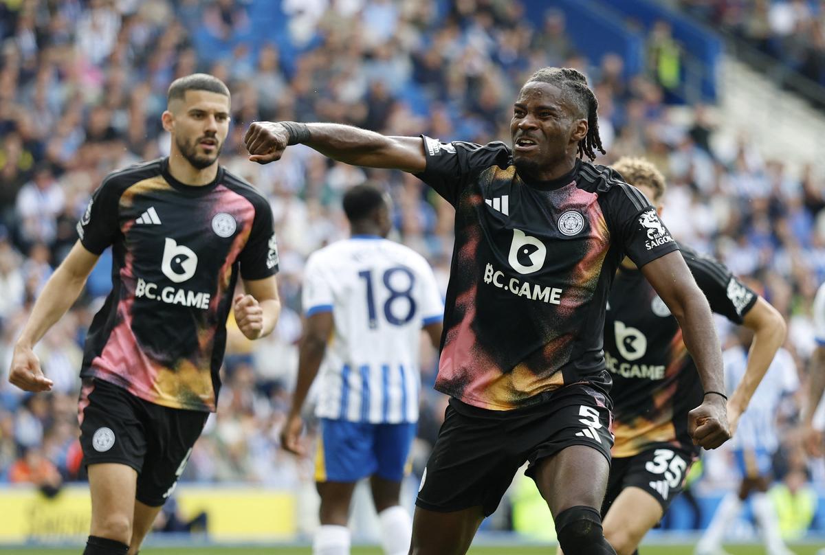 Caleb Okoli của Leicester City kỷ niệm ghi bàn.