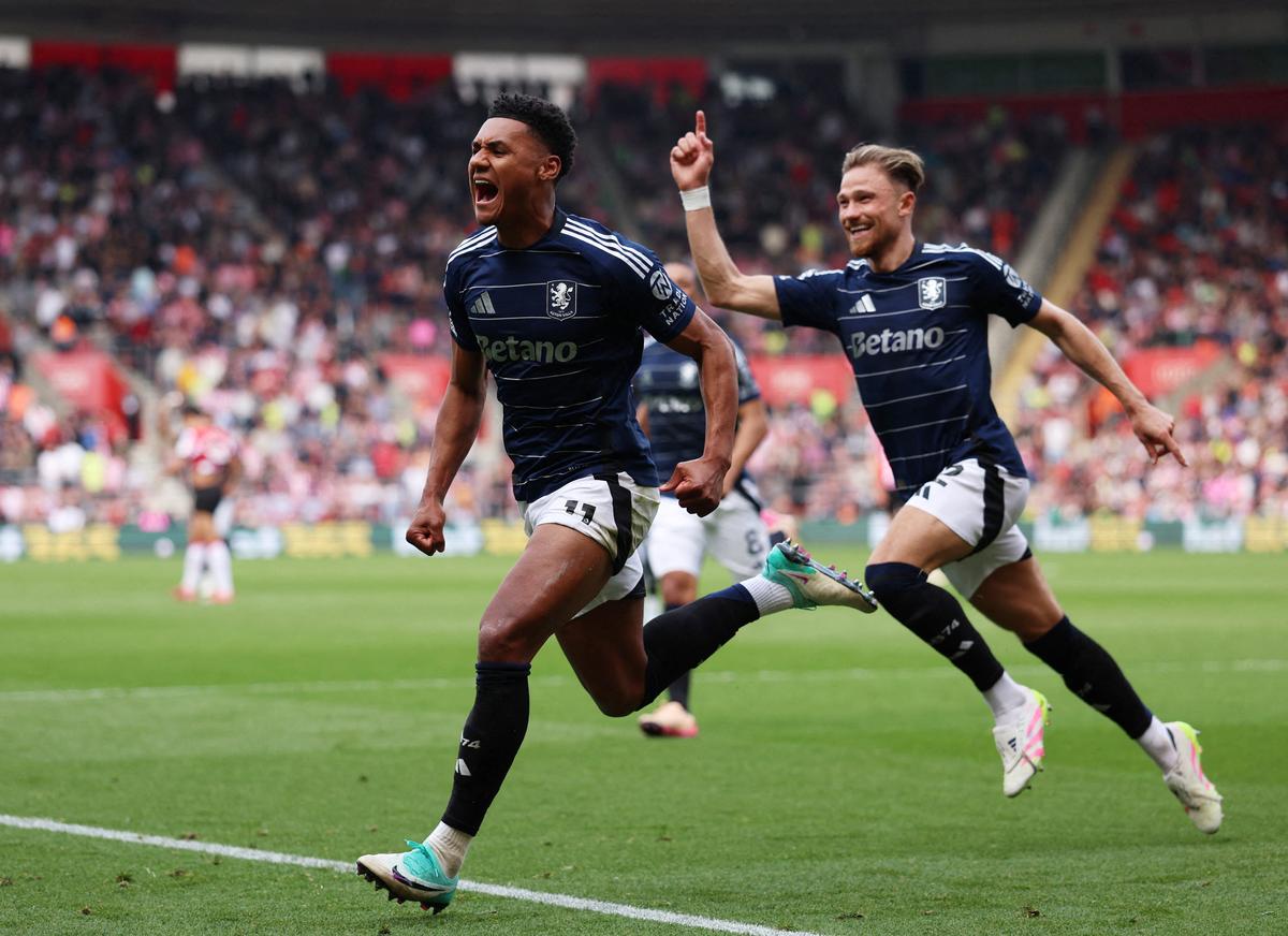 Ollie Watkins của Aston Villa kỷ niệm ghi bàn thắng đầu tiên.