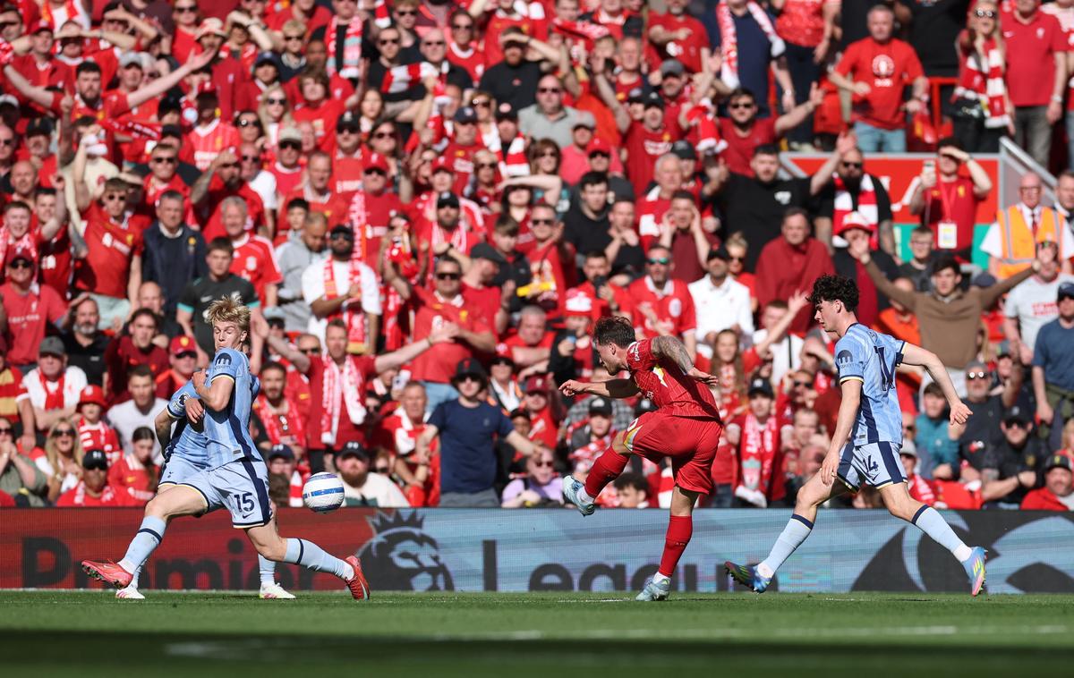 Alexis Mac của Liverpool ghi bàn ghi bàn thứ hai của họ trước Tottenham Hotspur tại Anfield.