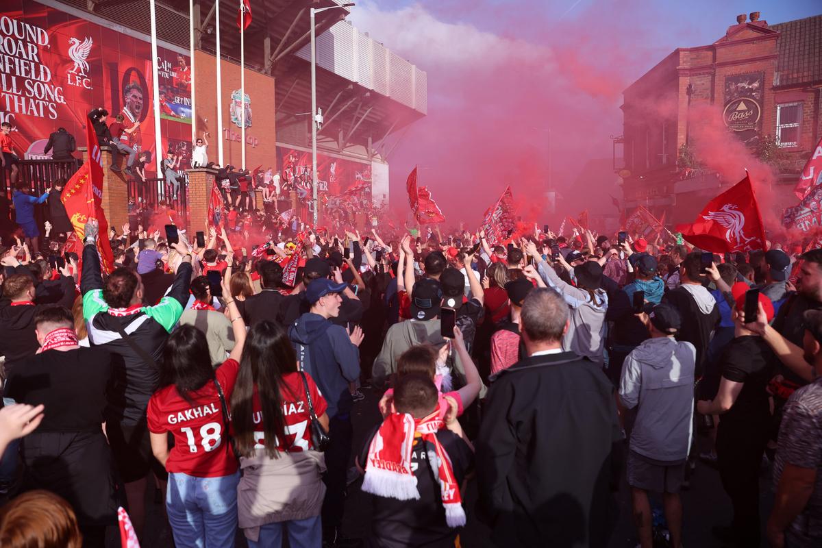 Người hâm mộ Liverpool ăn mừng bên ngoài sân vận động sau khi giành chiến thắng tại Premier League sau khi đánh bại Tottenham Hotspur.