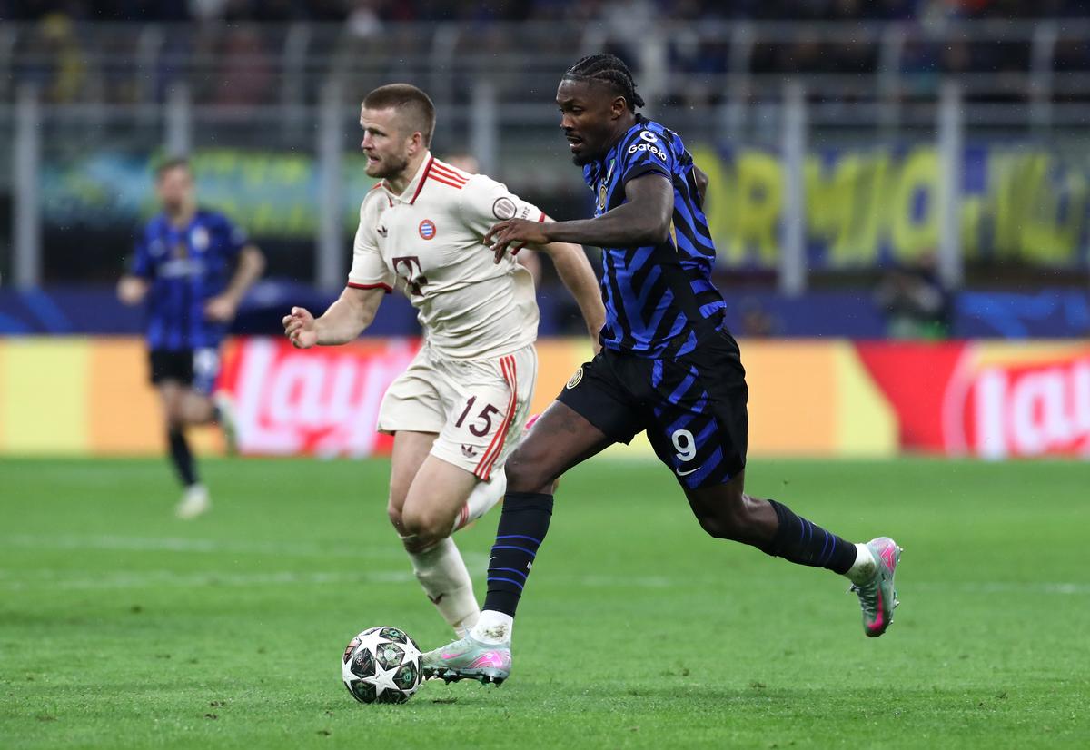 Marcus Thuram của FC Internazionale chạy với bóng dưới áp lực từ Eric Dier của Bayern Munich trong trận tứ kết UEFA Champions League 2024/25. Marcus Thuram của FC Internazionale chạy với bóng dưới áp lực từ Eric Dier của Bayern Munich trong trận tứ kết UEFA Champions League 2024/25.