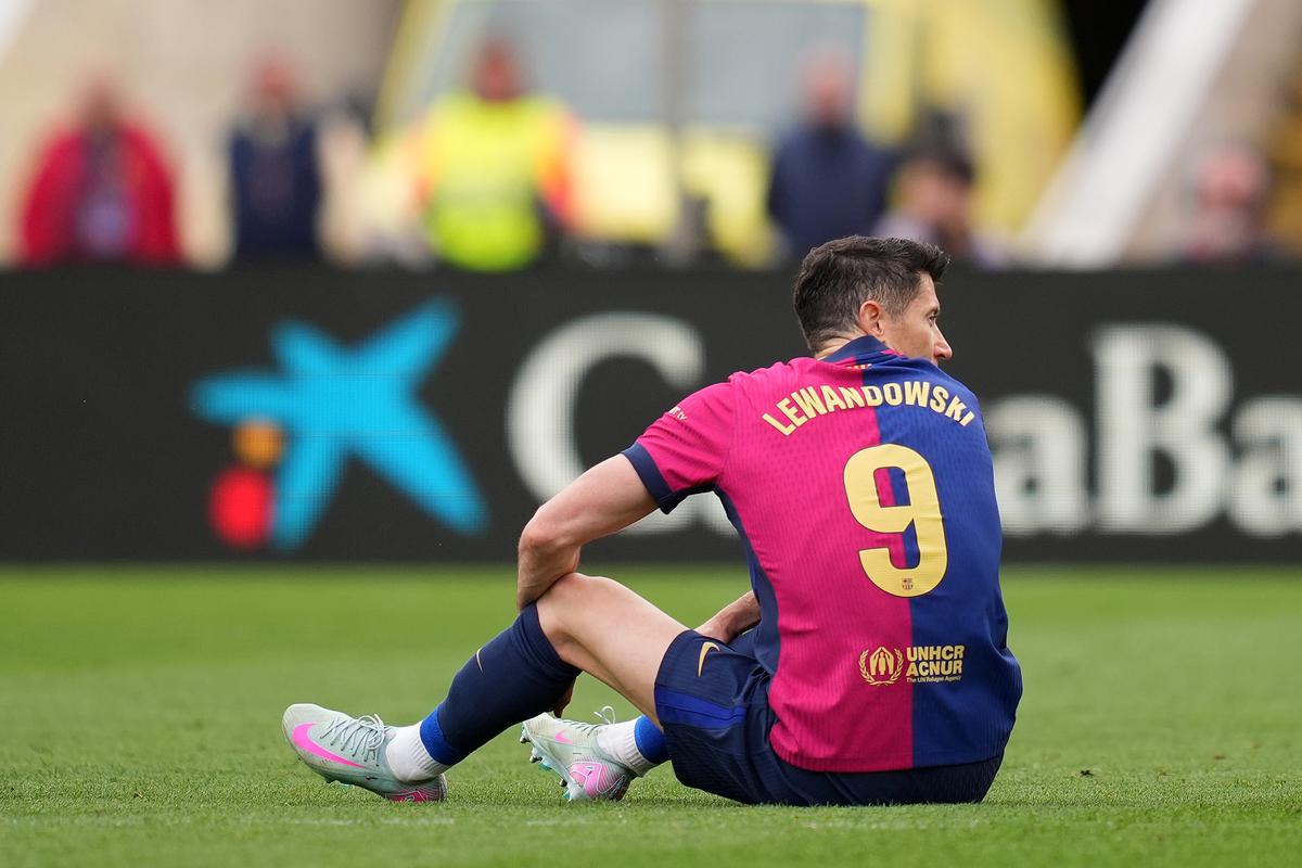 Robert Lewandowski của FC Barcelona bị chấn thương trong trận đấu La Liga giữa FC Barcelona và RC Celta de Vigo tại Estadi Olimpic Lluis Companys vào ngày 19 tháng 4 năm 2025, tại Barcelona, Tây Ban Nha. Robert Lewandowski của FC Barcelona bị chấn thương trong trận đấu La Liga giữa FC Barcelona và RC Celta de Vigo tại Estadi Olimpic Lluis Companys vào ngày 19 tháng 4 năm 2025, tại Barcelona, Tây Ban Nha.