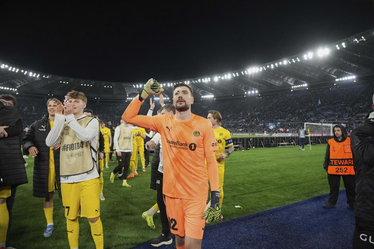 Thủ môn của Glimt, Nikita Haikin, kỷ niệm sau trận tứ kết Europa League giữa Lazio và Bodo Glimt ở Rome, Italy, Thứ Sáu, ngày 18 tháng 4 năm 2025. Thủ môn của Glimt, Nikita Haikin, kỷ niệm sau trận tứ kết Europa League giữa Lazio và Bodo Glimt ở Rome, Italy, Thứ Sáu, ngày 18 tháng 4 năm 2025.