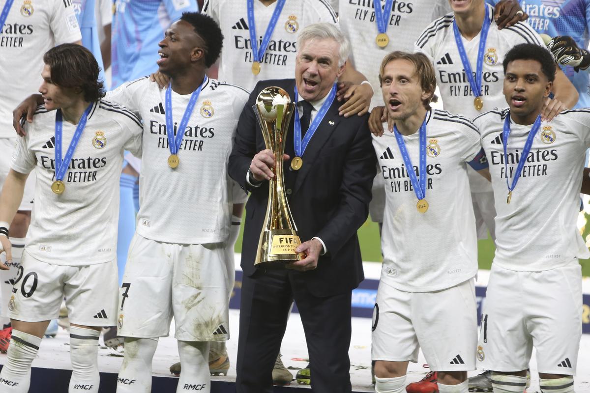 Carlo Ancelotti, trung tâm, ăn mừng với chiếc cúp tiềm năng cuối cùng của mình với khả năng là chiếc cúp cuối cùng của anh với Real Madrid, FIFA Club World Cup. Carlo Ancelotti, trung tâm, ăn mừng với chiếc cúp tiềm năng cuối cùng của mình với khả năng là chiếc cúp cuối cùng của anh với Real Madrid, FIFA Club World Cup.