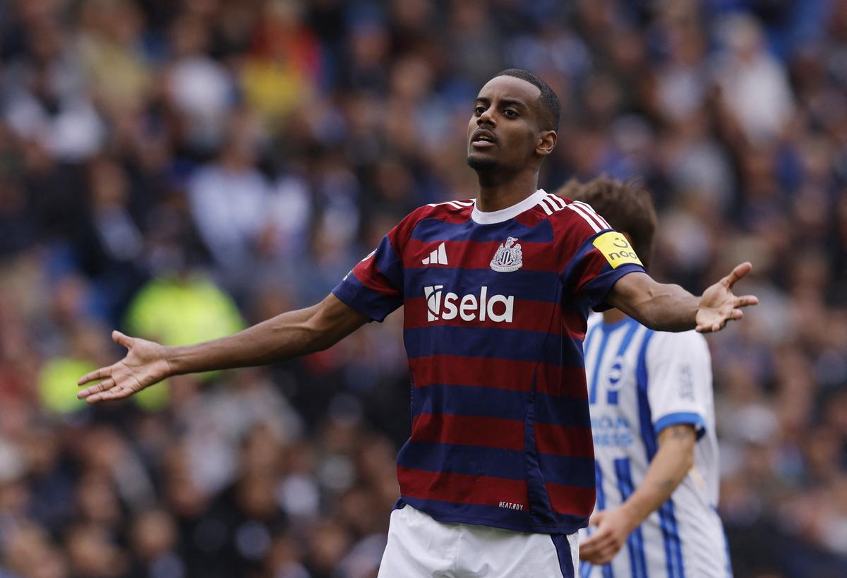 Alexander Isak của Newcastle United kỷ niệm ghi một quả phạt đền cuối cùng với Brighton và Hove Albion. 