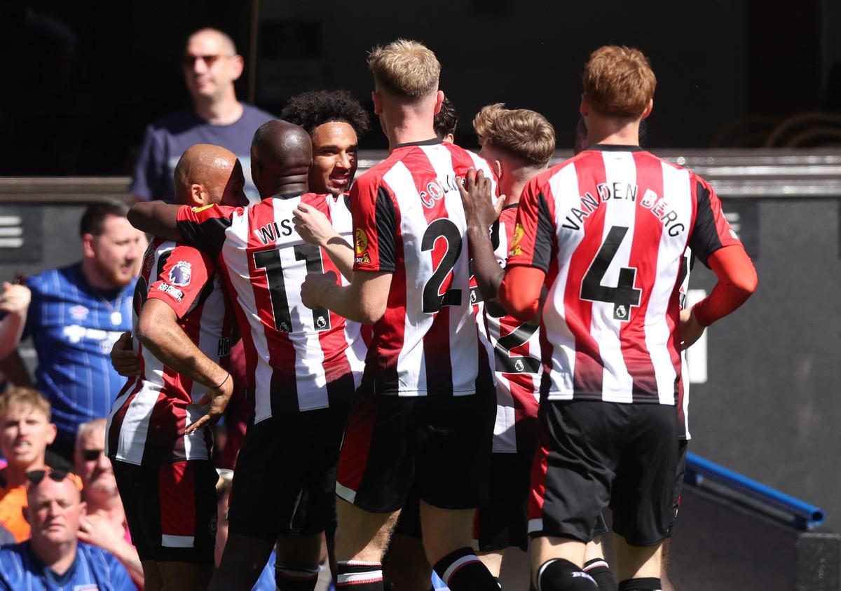 Kevin Schade của Brentford kỷ niệm ghi bàn đầu tiên của họ với các đồng đội.