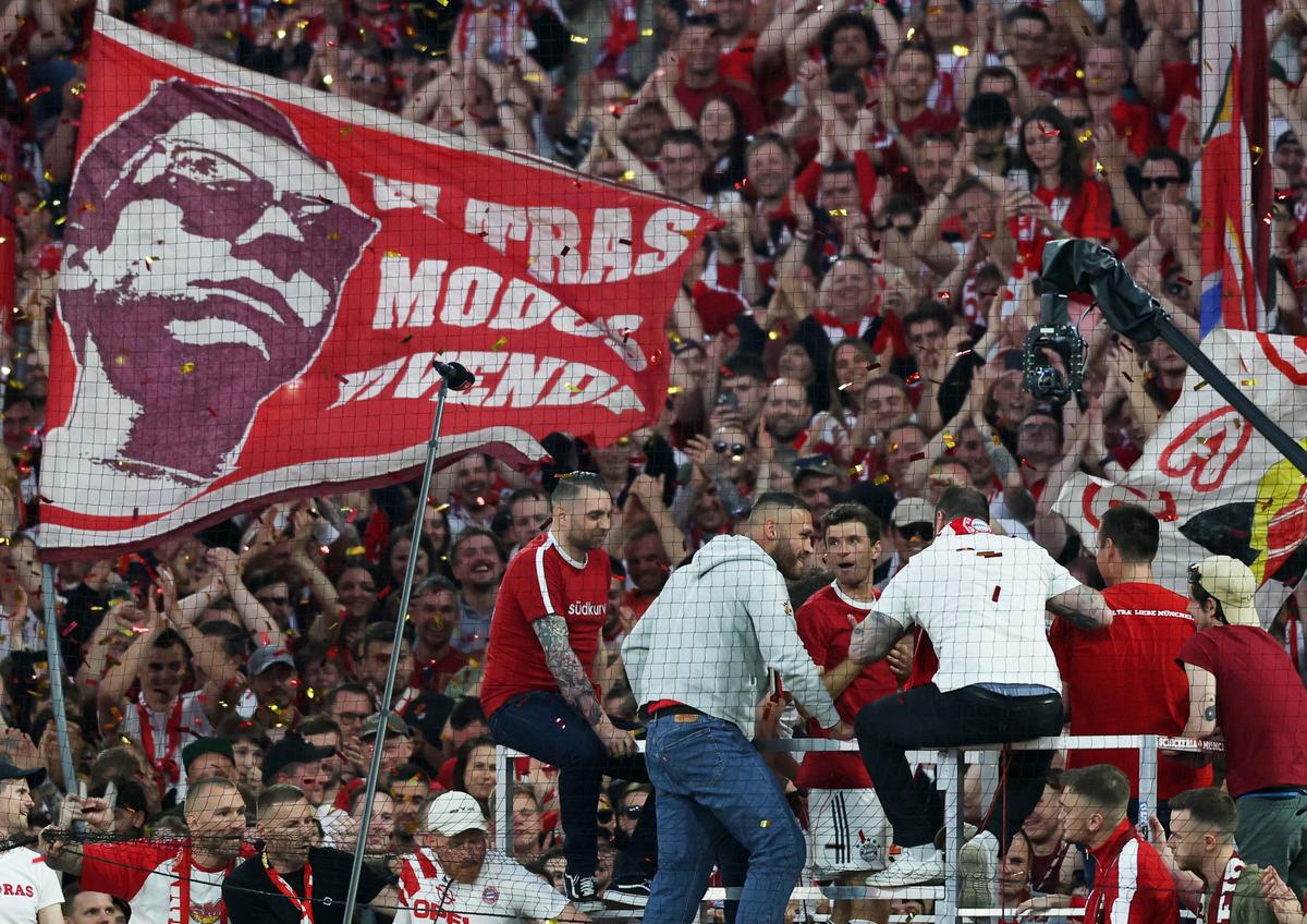 Thomas Muller của Bayern Munich ăn mừng với người hâm mộ trên khán đài sau khi giành được Bundesliga.