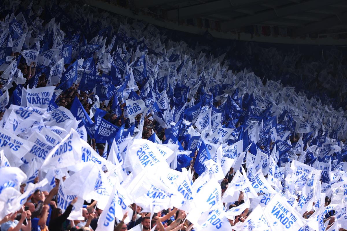 Người hâm mộ của Leicester City với Jamie Vardy Flags bên trong sân vận động trước trận đấu cuối cùng của anh.