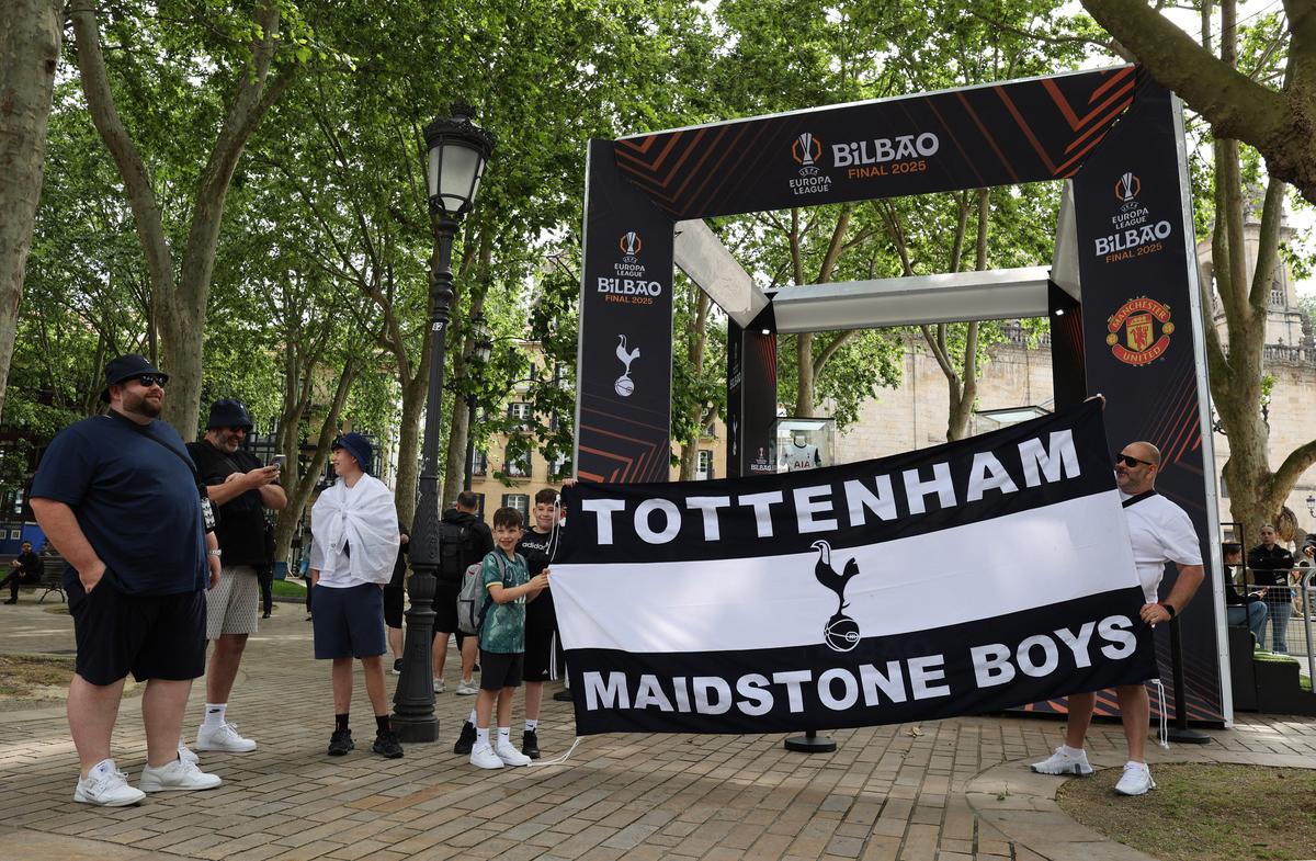 Người hâm mộ và biển báo Tottenham Hotspur được nhìn thấy trong Bilbao trước trận chung kết Europa League.