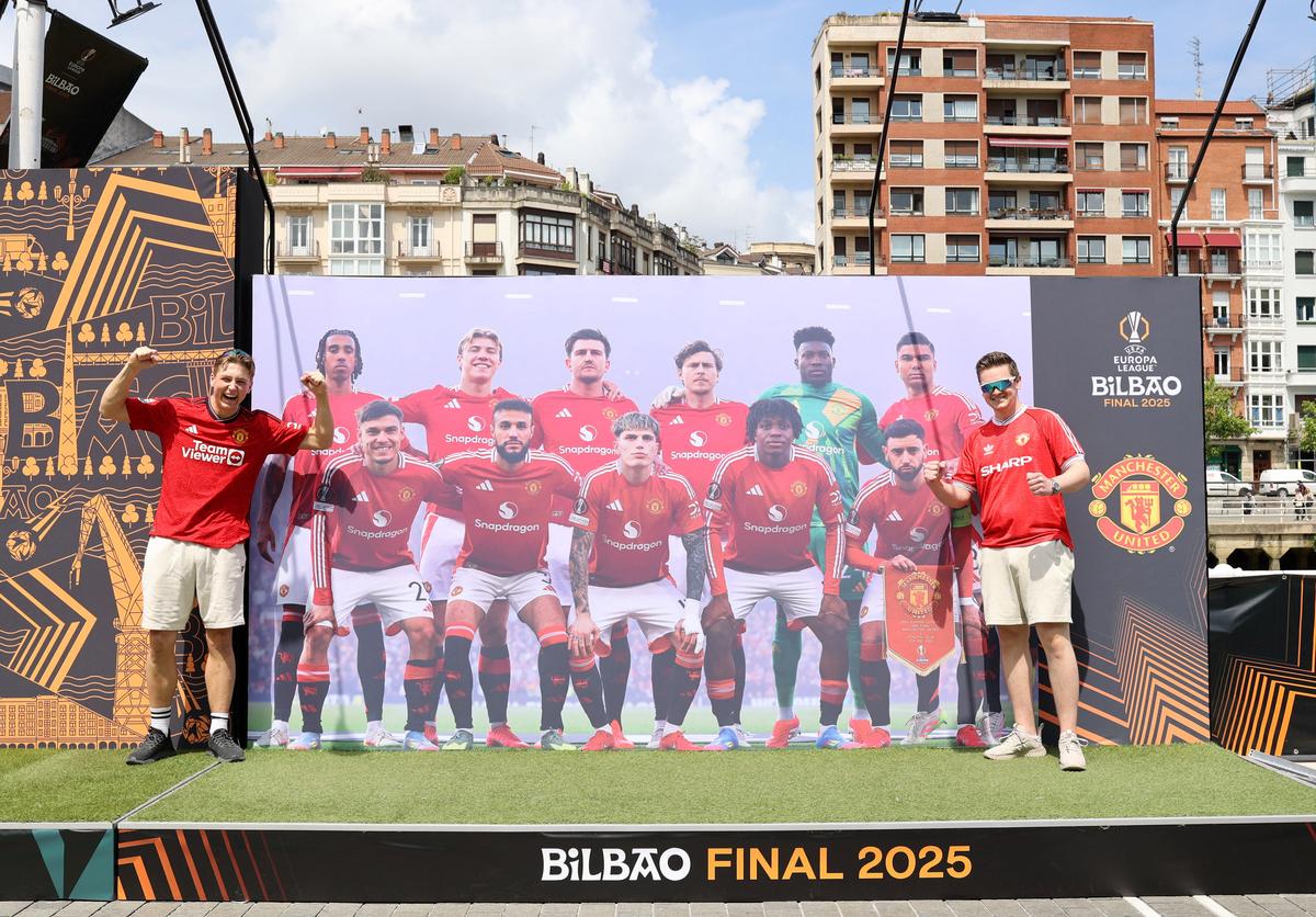 Người hâm mộ Manchester United tạo dáng trong Bilbao trước trận chung kết.