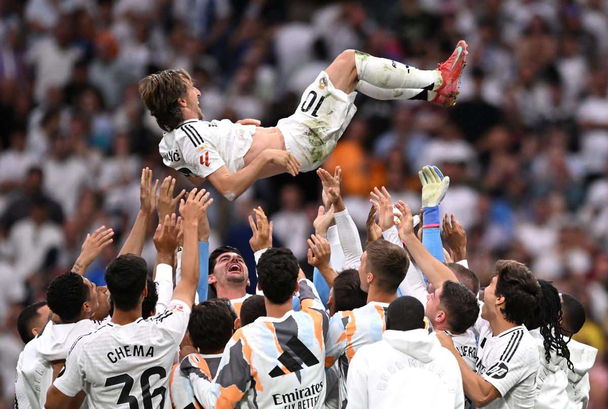 Luka Modric của Real Madrid được các đồng đội nâng lên không trung sau lần xuất hiện cuối cùng cho Real Madrid sau trận đấu Laliga giữa Real Madrid CF và Real Sociedad tại Estadio Santiago Bernabeu vào ngày 24 tháng 5 năm 2025, tại Madrid, Tây Ban Nha. Luka Modric của Real Madrid được các đồng đội nâng lên không trung sau lần xuất hiện cuối cùng cho Real Madrid sau trận đấu Laliga giữa Real Madrid CF và Real Sociedad tại Estadio Santiago Bernabeu vào ngày 24 tháng 5 năm 2025, tại Madrid, Tây Ban Nha.
