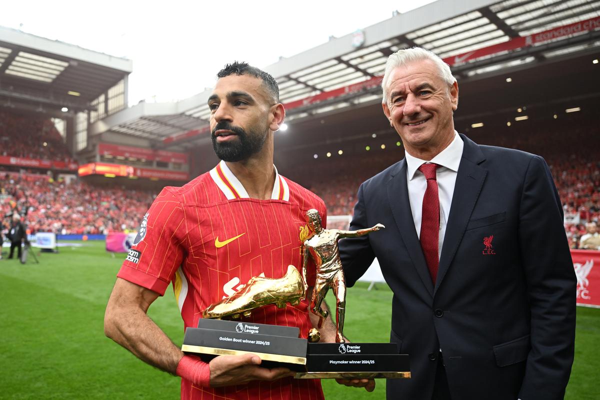 Mohamed Salah của Liverpool tạo dáng chụp ảnh khi anh được trao tặng người chiến thắng giải thưởng Golden League Premier League 2024/25 Giải thưởng Giải thưởng và người chiến thắng giải thưởng Premier League 2024/25 Giải thưởng của cựu cầu thủ Liverpool Ian Rush. Mohamed Salah của Liverpool tạo dáng chụp ảnh khi anh được trao tặng người chiến thắng giải thưởng Golden League Premier League 2024/25 Giải thưởng Giải thưởng và người chiến thắng giải thưởng Premier League 2024/25 Giải thưởng của cựu cầu thủ Liverpool Ian Rush.