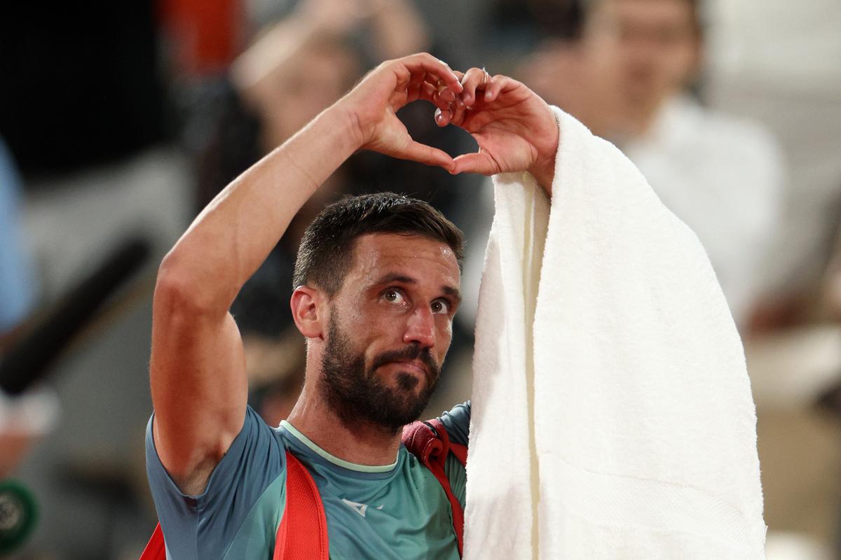 Dzumhur, đang tìm cách trở thành người Bosnia đầu tiên lọt vào vòng thứ tư của một trận đấu lớn, đã có một điểm đột phá khi bắt đầu set thứ hai nhưng một lần nữa nhanh chóng vượt qua khi Alcaraz mở ra tỷ số 3-1. Dzumhur, đang tìm cách trở thành người Bosnia đầu tiên lọt vào vòng thứ tư của một trận đấu lớn, đã có một điểm đột phá khi bắt đầu set thứ hai nhưng một lần nữa nhanh chóng vượt qua khi Alcaraz mở ra tỷ số 3-1.