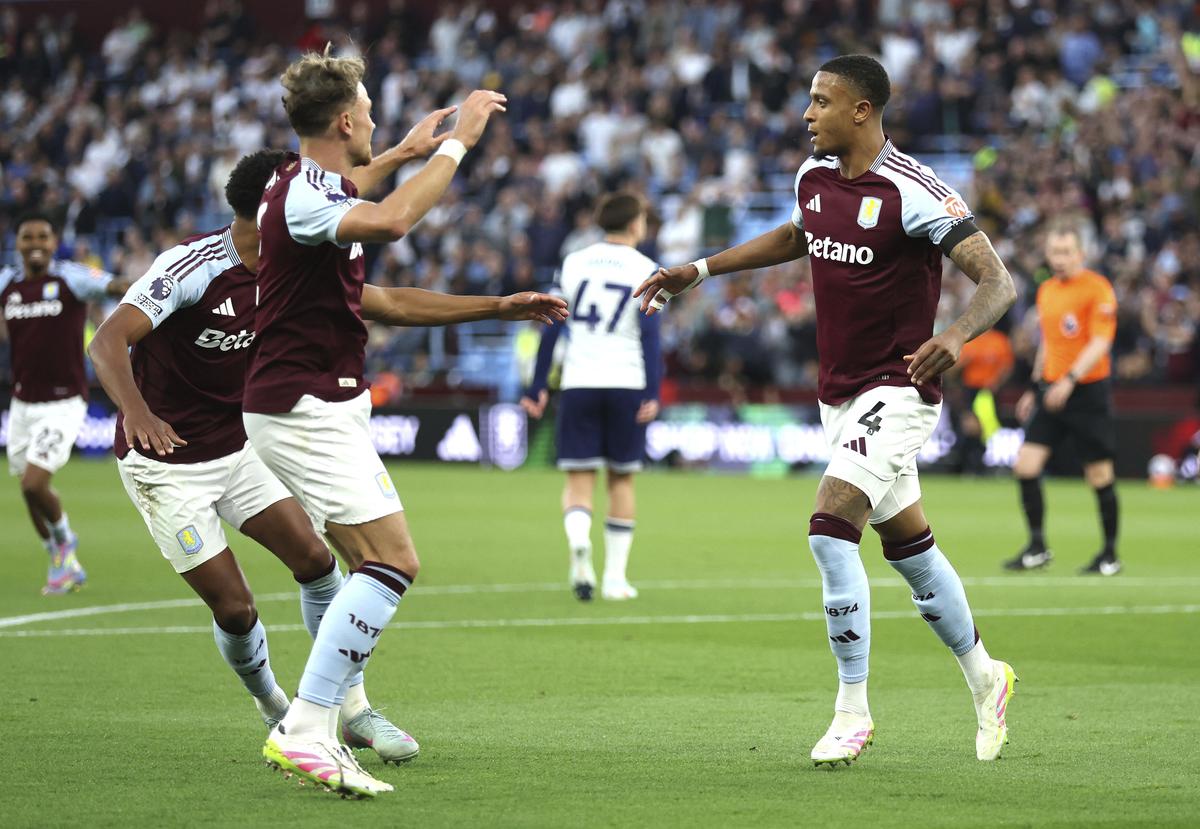 Ezri Konsa của Aston Villa (phải) kỷ niệm ghi bàn thắng đầu tiên của anh ấy trong chiến thắng 2-0 trước Tottenham Hotspur trong trận đấu ở Premier League tại Villa Park, Birmingham, vào thứ Sáu. Ezri Konsa của Aston Villa (phải) kỷ niệm ghi bàn thắng đầu tiên của anh ấy trong chiến thắng 2-0 trước Tottenham Hotspur trong trận đấu ở Premier League tại Villa Park, Birmingham, vào thứ Sáu.