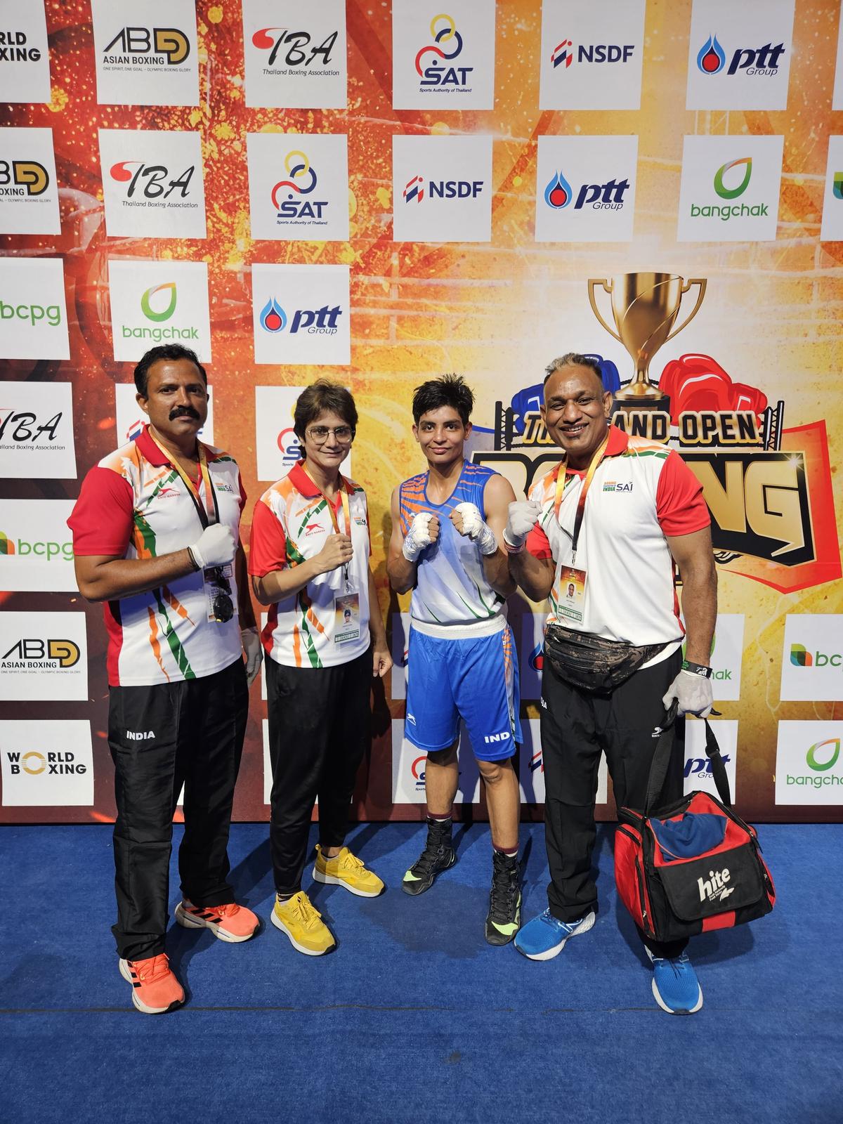 Võ sĩ Ấn Độ Sanju MS (thứ hai từ bên phải) sau chiến thắng vòng một của cô tại Thái Lan mở tại Bangkok vào thứ Bảy.