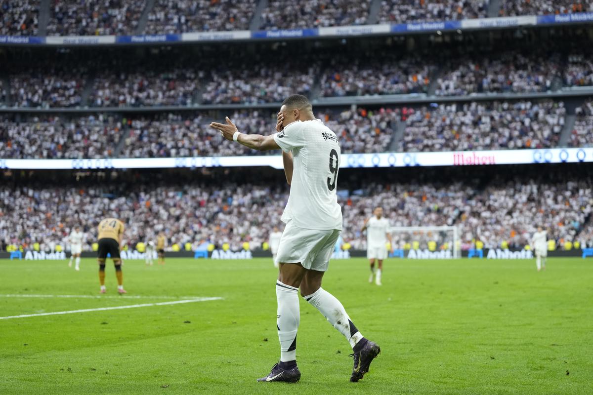 Kylian Mbappe của Real Madrid ăn mừng sau khi ghi bàn thắng thứ hai của anh ấy. Kylian Mbappe của Real Madrid ăn mừng sau khi ghi bàn thắng thứ hai của anh ấy.