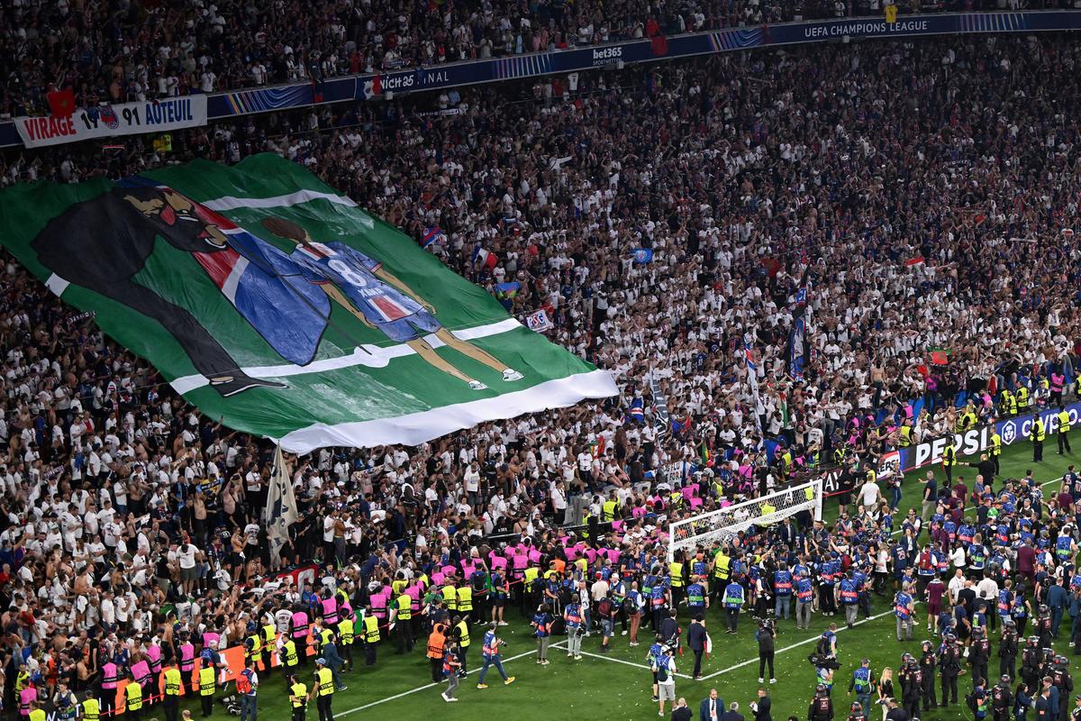 Người hâm mộ Paris Saint-Germain hiển thị một biểu ngữ trong các bộ lạc mô tả huấn luyện viên trưởng Tây Ban Nha của Paris Saint-Germain, Luis Enrique, đưa một lá cờ cho cô con gái quá cố Xana sau trận đấu bóng đá UEFA Champions League giữa Paris Saint-Germain (PSG) và Inter Milan ở Munich, Nam Đức. Người hâm mộ Paris Saint-Germain hiển thị một biểu ngữ trong các bộ lạc mô tả huấn luyện viên trưởng Tây Ban Nha của Paris Saint-Germain, Luis Enrique, đưa một lá cờ cho cô con gái quá cố Xana sau trận đấu bóng đá UEFA Champions League giữa Paris Saint-Germain (PSG) và Inter Milan ở Munich, Nam Đức.