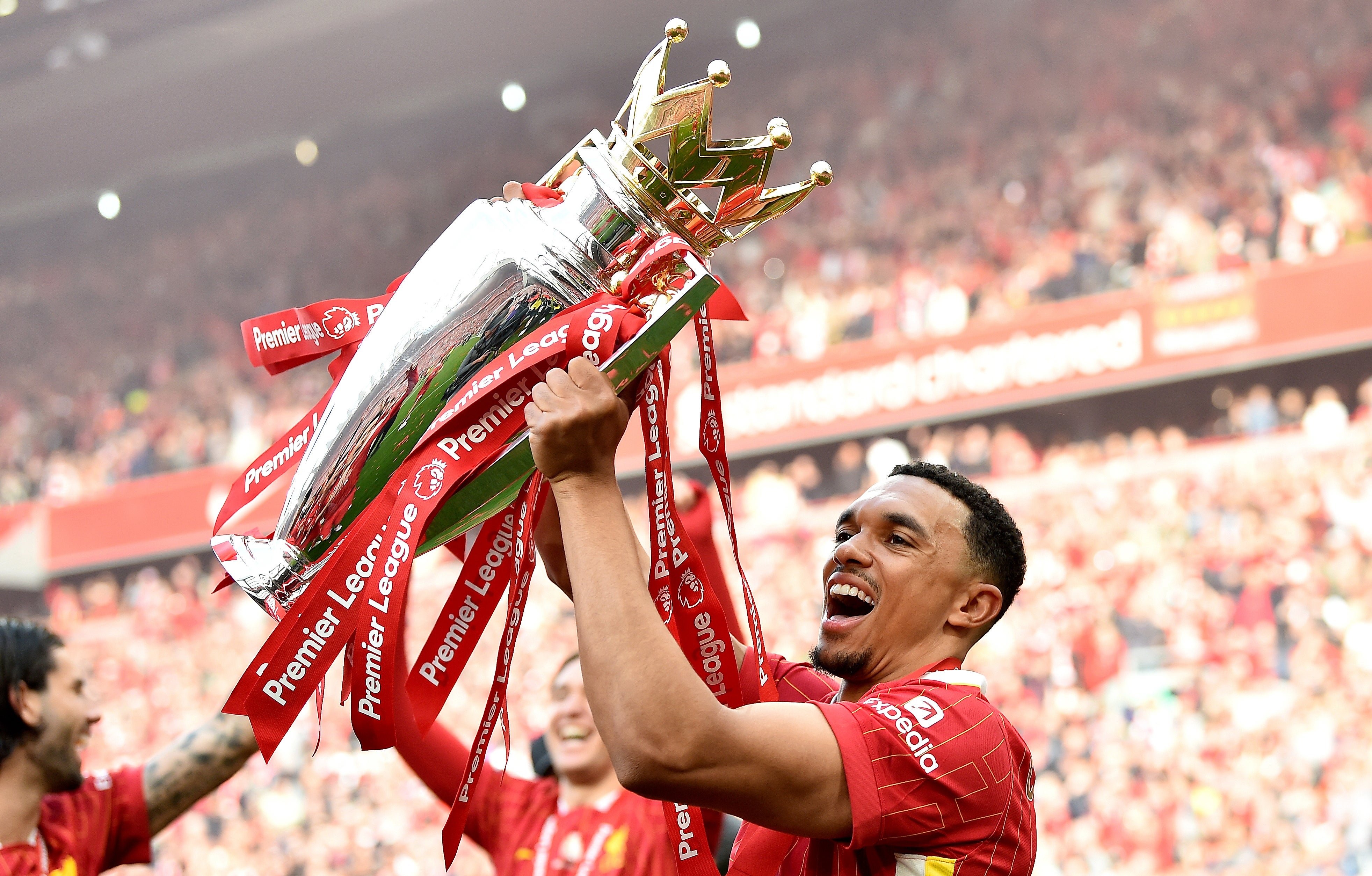 Real Madrid đã vội vàng ký hợp đồng với hậu vệ Trent Alexander-Arnold trong một động thái 10 triệu bảng từ Liverpool trước Câu lạc bộ World Cup