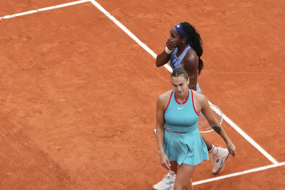 Coco Gauff của Hoa Kỳ, Top, phản ứng sau khi giành chiến thắng trong trận đấu cuối cùng của quần vợt Pháp mở đầu với Aryna Sabalenka của Belarus. Coco Gauff của Hoa Kỳ, Top, phản ứng sau khi giành chiến thắng trong trận đấu cuối cùng của quần vợt Pháp mở đầu với Aryna Sabalenka của Belarus.