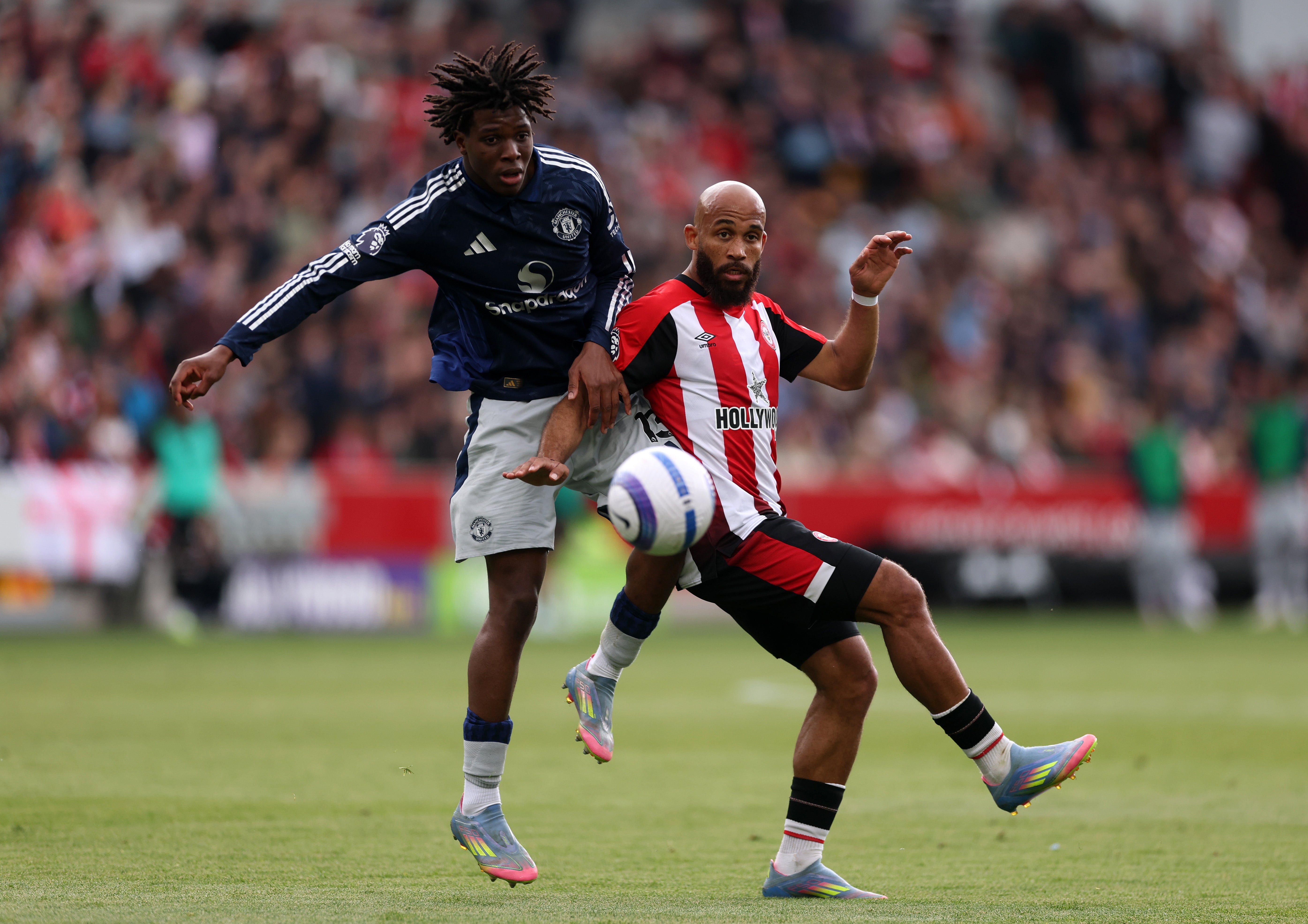 Tiền đạo của Brentford bị truy nã sau một mùa xuất sắc